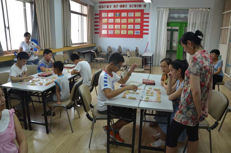 少儿图书馆中国象棋开赛