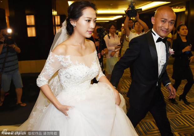 聂远与娇妻双喜临门：补婚礼兼女儿百日宴