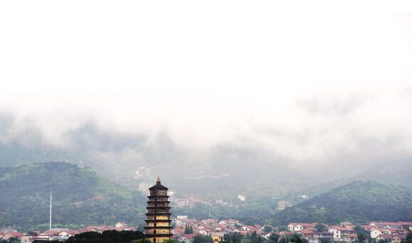 阴雨过去 连云港花果山大圣湖现雾海奇观