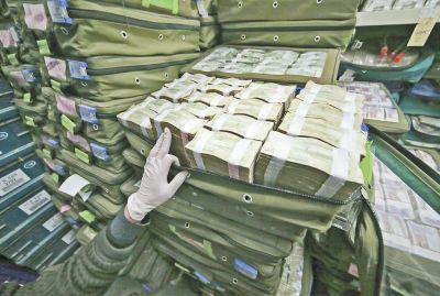 银行工作人员将残损币整理打捆后，准备送走统一处理。记者李斐斐摄影