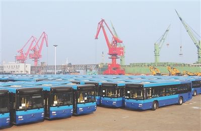 连云港港口码头“零待港” 装卸工24小时作业