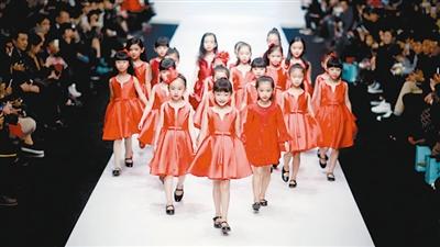 中国国际时装周上的童模盛佳鹏 摄/中新社