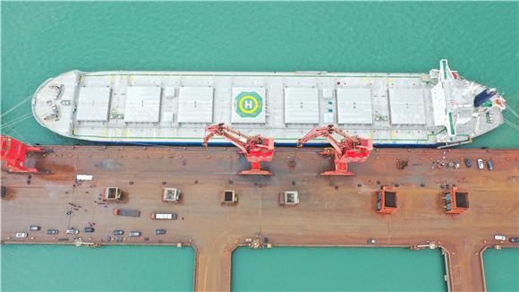 再创纪录！连云港港接卸全球最大进口化肥船