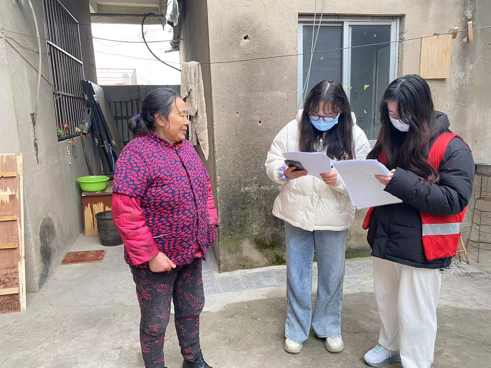中云街道：隔村村组织志愿者入户开展核酸采样预约工作