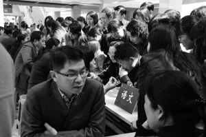 全寄宿高中开放校园请家长“挑刺”