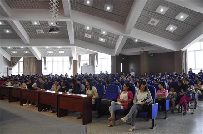 市中小学经典诵读骨干教师培训活动在苍梧小学举行