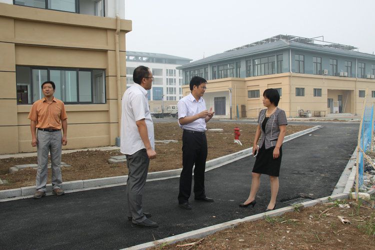 连云港高新区领导视察板浦实验中学开学准备工作