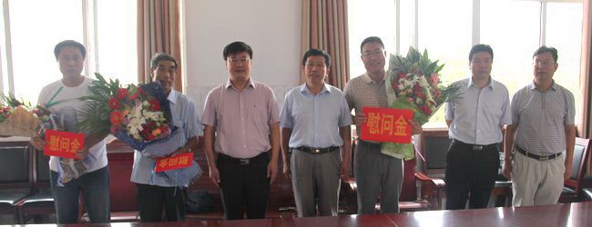 连云港东海县长朱国兵走访慰问教师