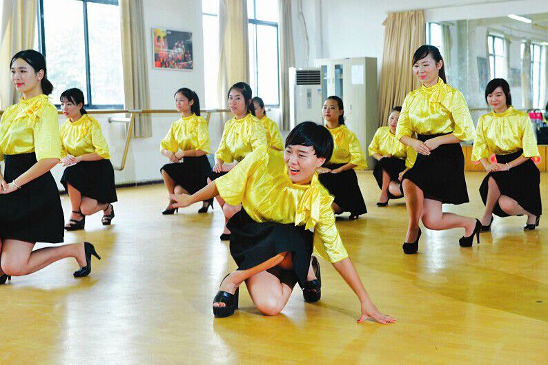 武汉高校淑女班“别样”军训：穿高跟鞋学剪纸