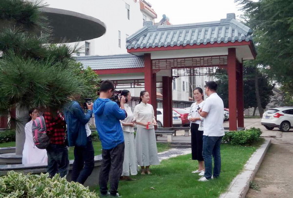“中国海岸行”特别节目摄制组来板浦高中采访拍摄