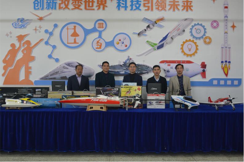 连云港市科技模型运动协会与灌南县实验中学结对并捐赠航模器材