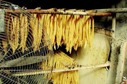 两个黑窝点查出十几吨“毒”腐竹
