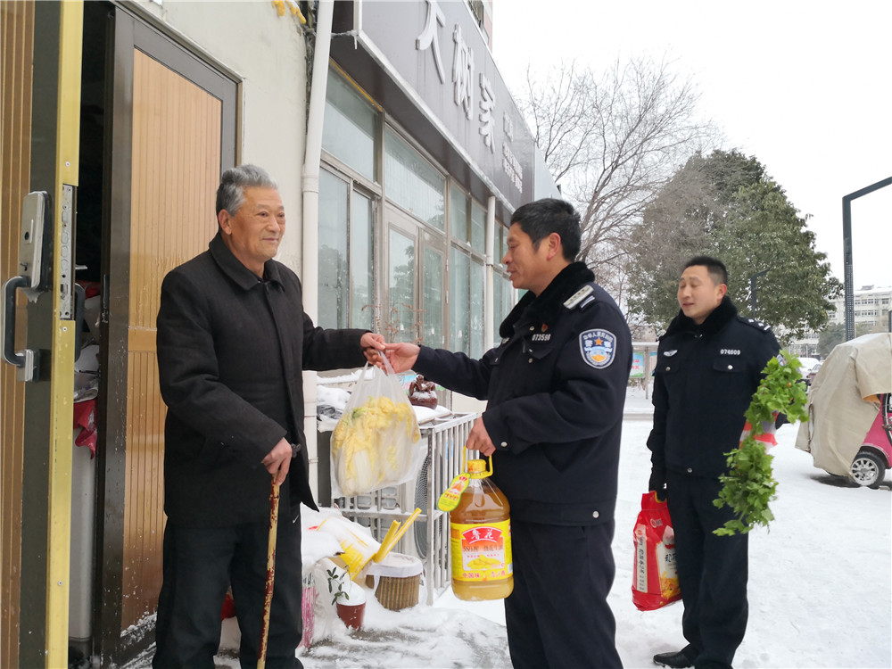 连云港海州民警把温暖送到群众心坎上