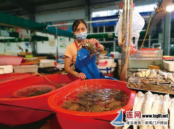 连云港海鲜市场供销两旺 螃蟹、东方虾成主角