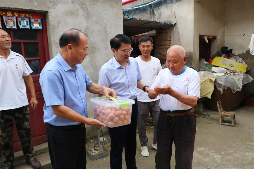 千行联千村 正气传晶都  东海县城管局慰问老兵显真情