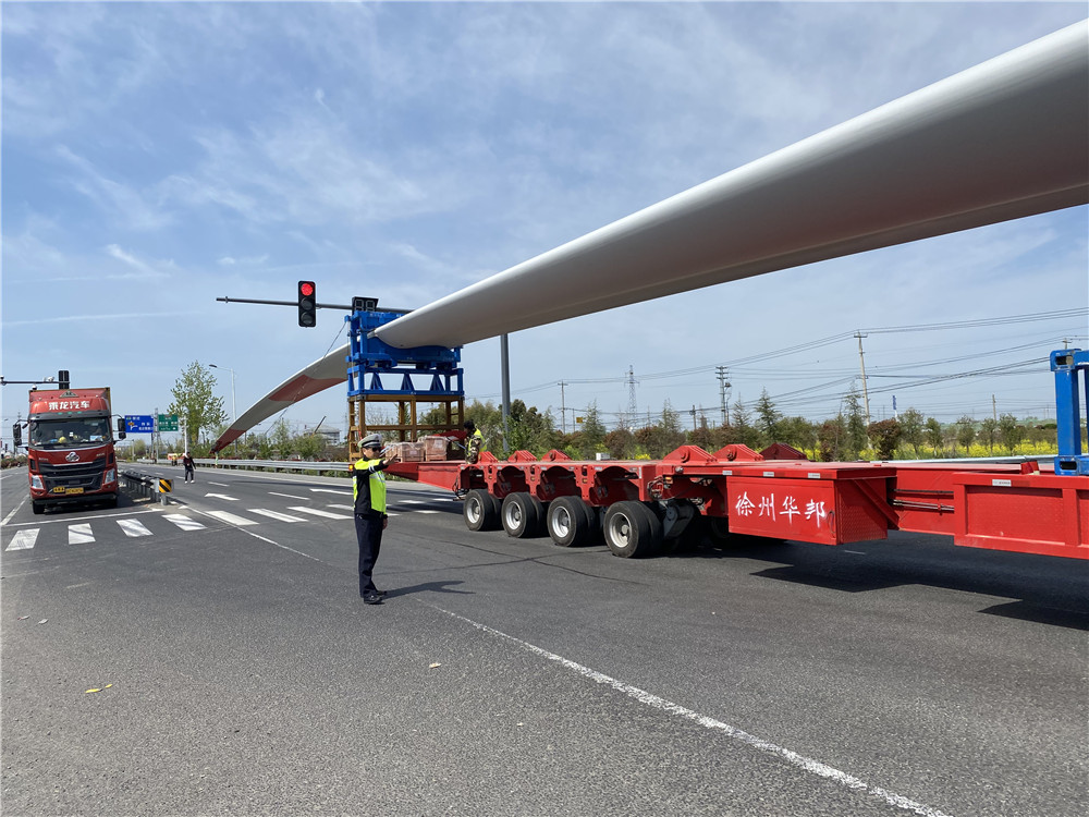 灌云交警全力护航“巨无霸大风车”，解群众燃眉之急