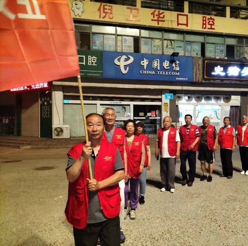 江苏连云港：红马甲“党员巡防队” 市民眼中的亮丽风景线