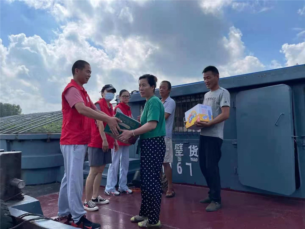 东海县航道站组织开展“我为船民送清凉”志愿者活动