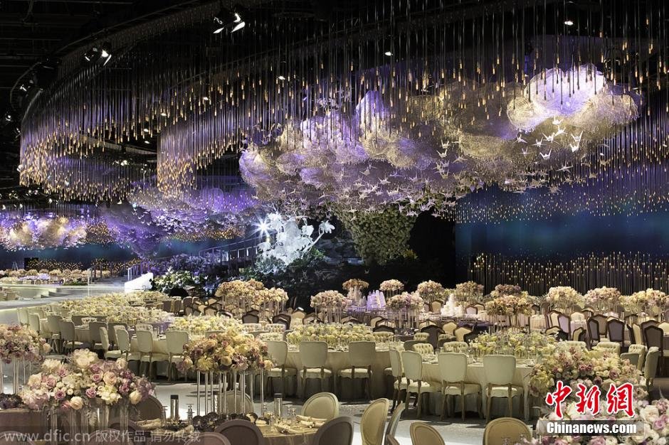 迪拜土豪新娘梦幻婚礼现场 6.5万颗水晶装饰如仙境