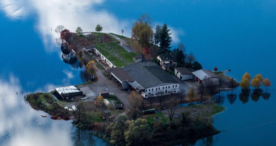 瑞士连日暴雨引发洪水 农场变“孤岛”