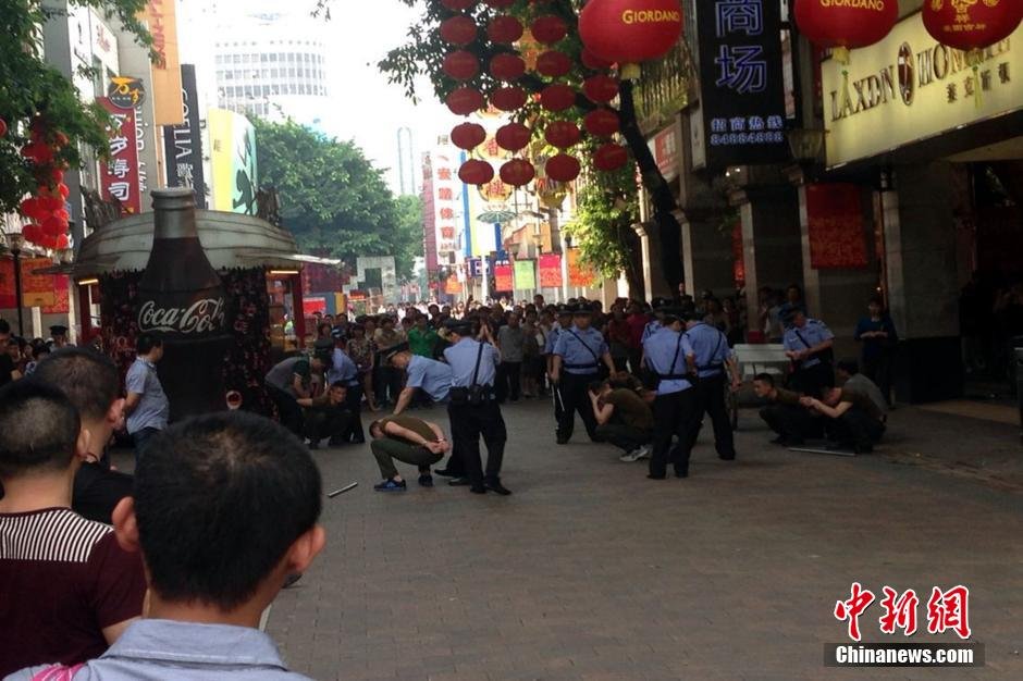广州闹市发生聚众斗殴事件 民警鸣枪制止