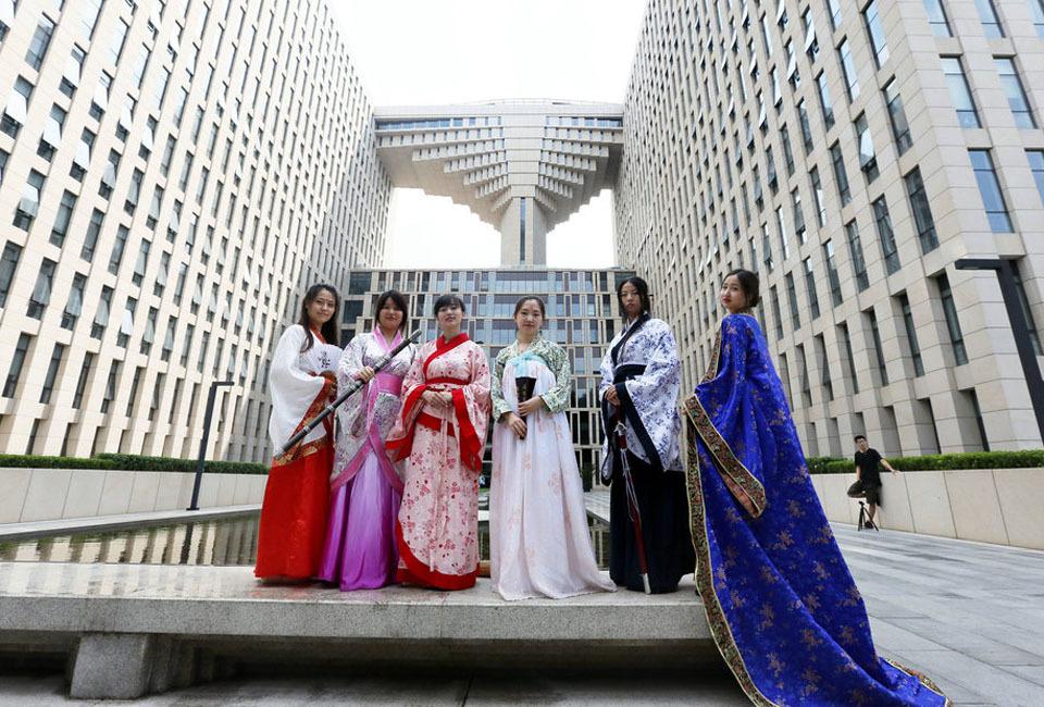 北京女大学生穿汉服拍毕业照