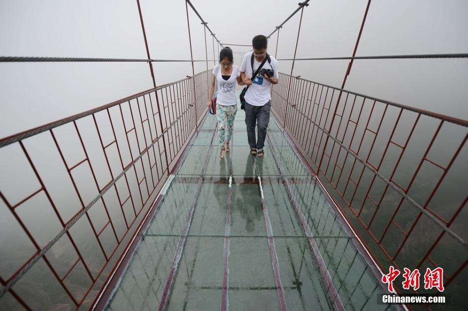 湖南一景区现玻璃吊桥 垂直高度达180米