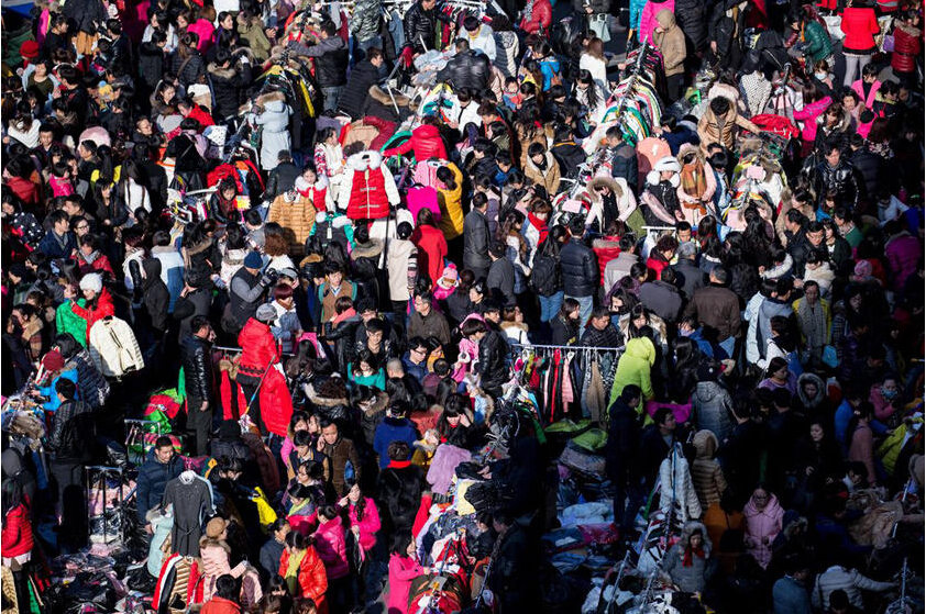 浙江杭州服装批发市场年终甩货 人山人海场面壮观