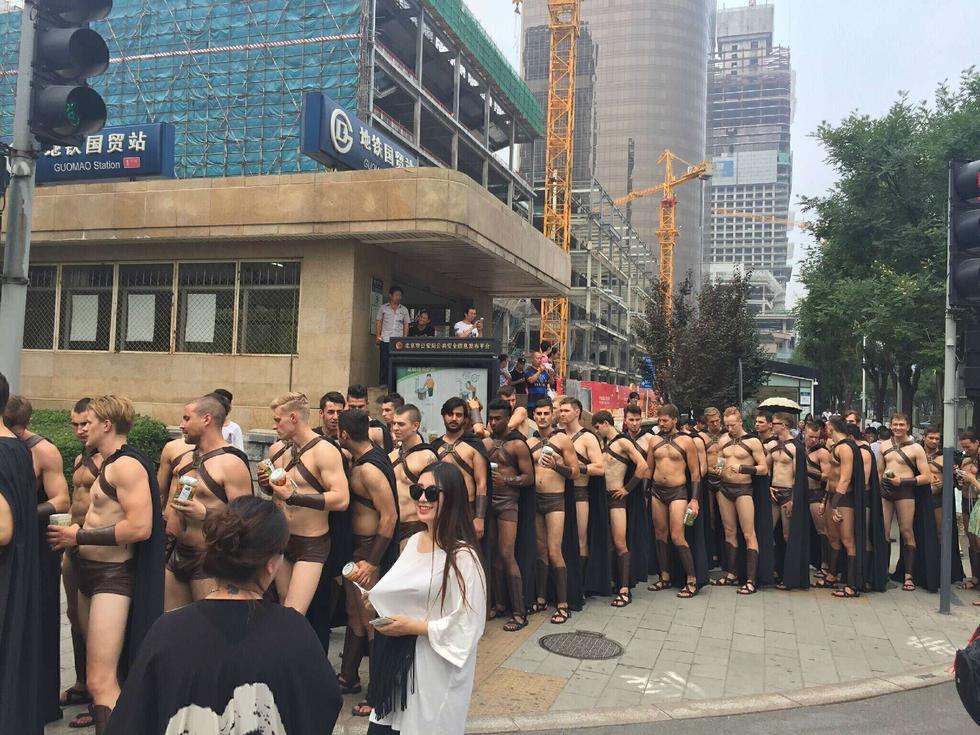 外国模特北京街头扮演"斯巴达勇士"被抓