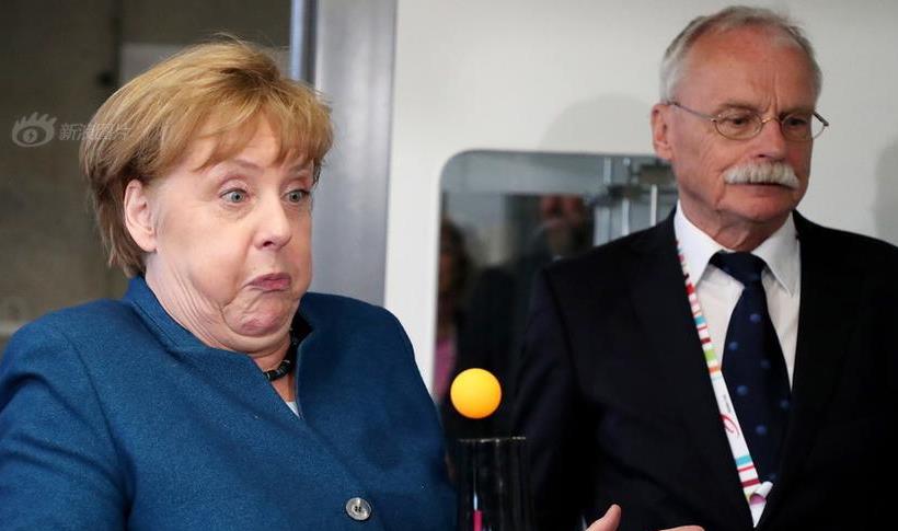 德国总理默克尔造访一大学 做实验惊出表情包