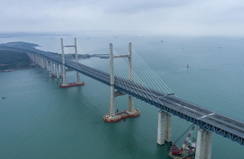 世界最长跨海峡公铁两用大桥公路面试通车