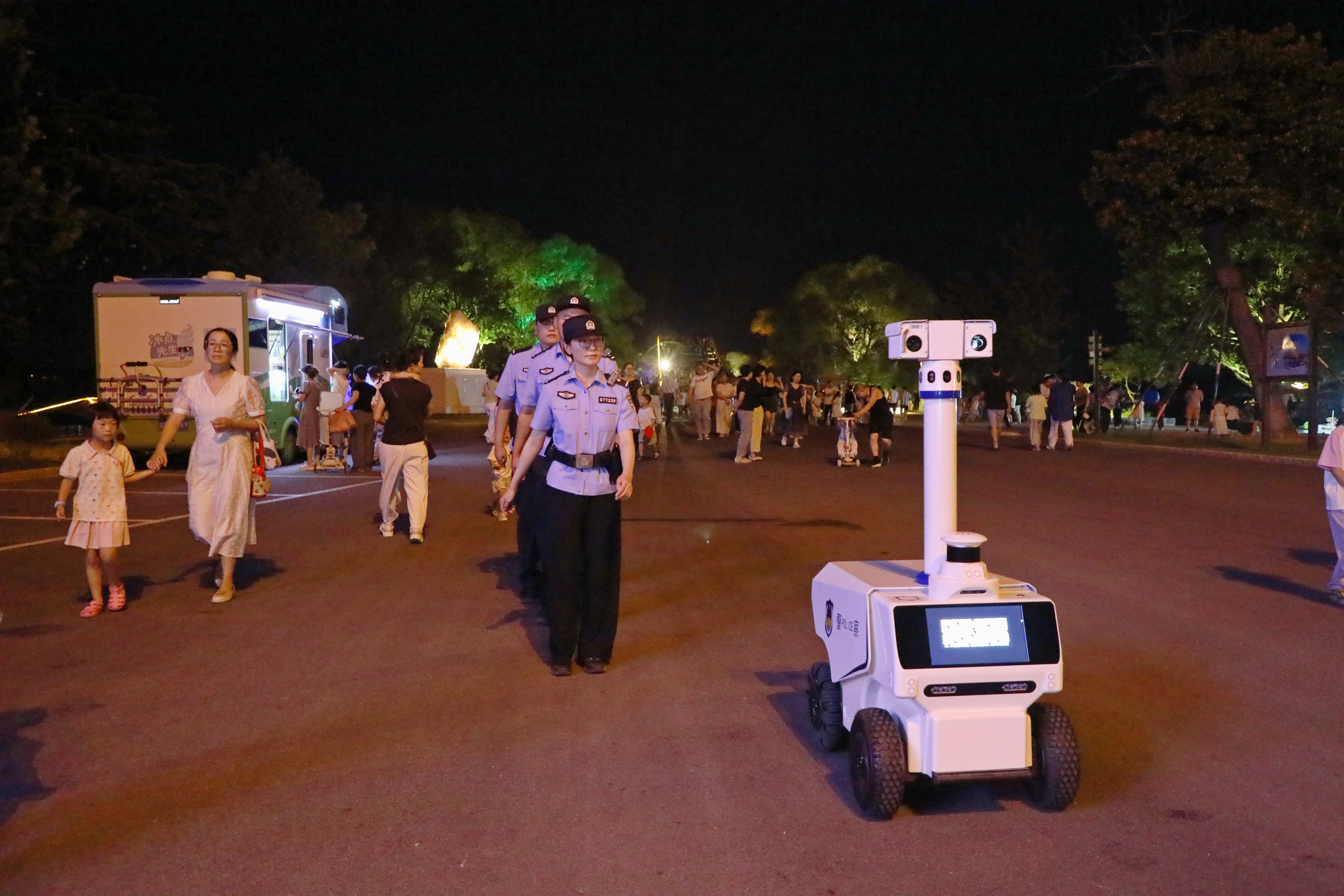 藏蓝守护“不打烊” 西双湖夜集绽放平安“夜风景”