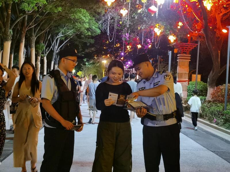 藏蓝守护“不打烊” 西双湖夜集绽放平安“夜风景”