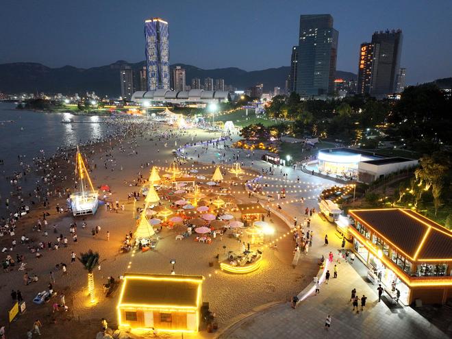 连云港：热闹沙滩引游人