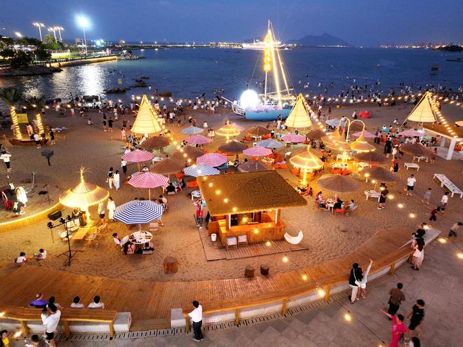 连云港：热闹沙滩引游人