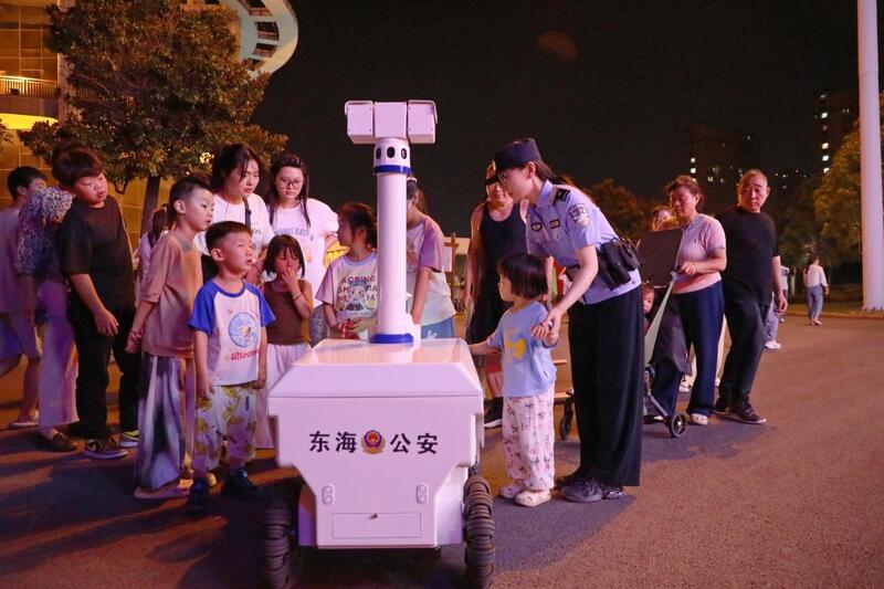 藏蓝守护“不打烊” 西双湖夜集绽放平安“夜风景”