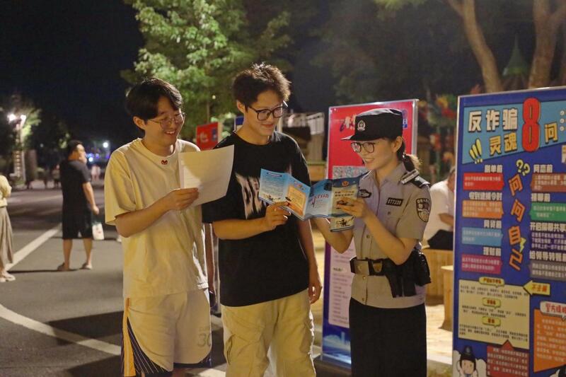 藏蓝守护“不打烊” 西双湖夜集绽放平安“夜风景”