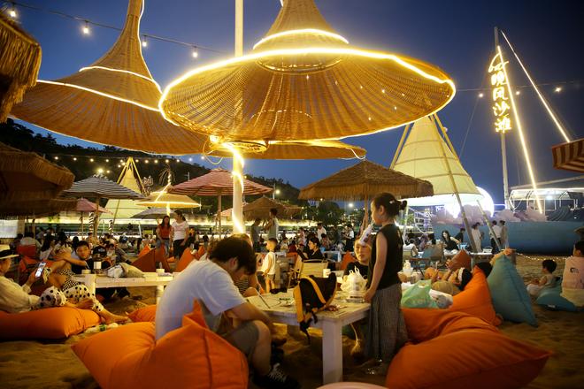 连云港：热闹沙滩引游人