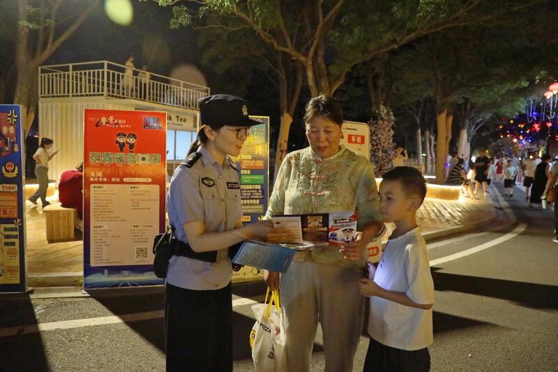 藏蓝守护“不打烊” 西双湖夜集绽放平安“夜风景”