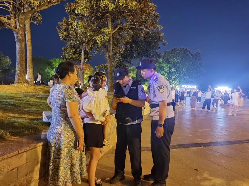 藏蓝守护“不打烊” 西双湖夜集绽放平安“夜风景”