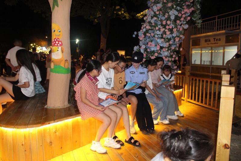 藏蓝守护“不打烊” 西双湖夜集绽放平安“夜风景”