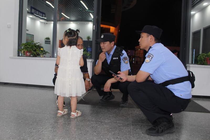 藏蓝守护“不打烊” 西双湖夜集绽放平安“夜风景”