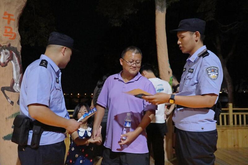 藏蓝守护“不打烊” 西双湖夜集绽放平安“夜风景”