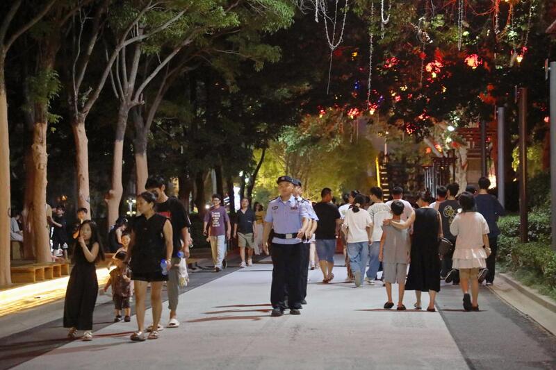 藏蓝守护“不打烊” 西双湖夜集绽放平安“夜风景”