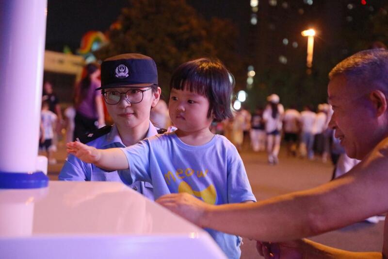 藏蓝守护“不打烊” 西双湖夜集绽放平安“夜风景”