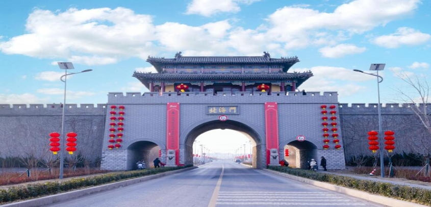 千年古城门披红挂彩 巨幅春联映照板浦新春