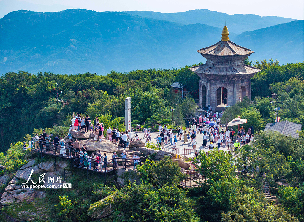 江苏连云港：花果山游人如织