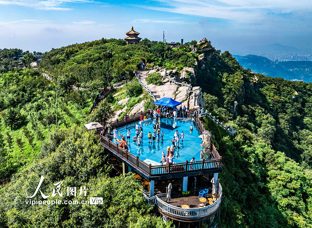 江苏连云港：花果山游人如织