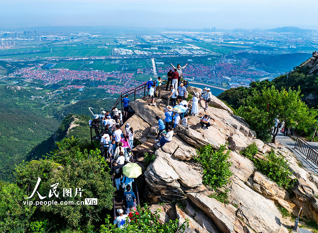 江苏连云港：花果山游人如织