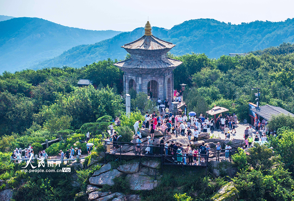 江苏连云港：花果山游人如织